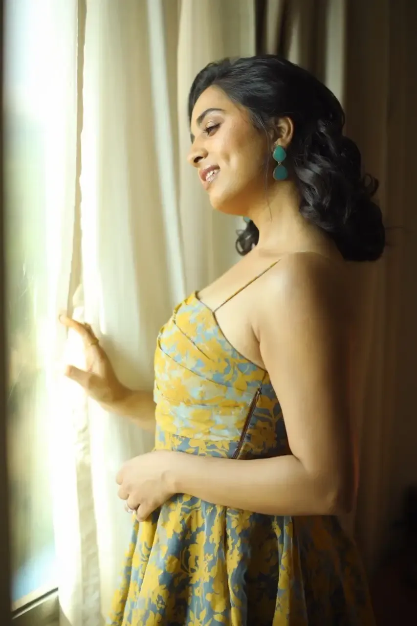 Beautiful Indian Actress Srushti Dange in Lemon Yellow Skirt